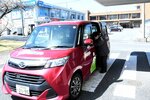 大山町営のデマンドバスに乗り込む利用者＝１日、大山町御来屋