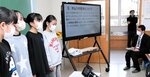 市政課題の改善点や要望などを市職員（右）に発表する児童＝２６日、鳥取市浜坂１丁目の浜坂小