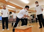 「復活！公園遊び」で使うめんこを体験する生徒ら＝６日、米子市安倍のオールガイナーレＹＡＪＩＮスタジアム