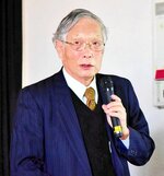 鳥取の地震リスクについて解説する西田名誉教授＝１７日、倉吉体育文化会館