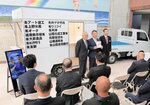  キッチンカーの前で目録を披露する（左から）堀田社長、新田校長、高橋本部長＝１３日、境港市竹内町の境港総合技術高 