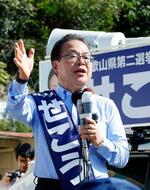 　衆院選が公示され、和歌山２区で有権者に支持を訴える世耕弘成氏＝１５日午前９時４２分、和歌山県海南市