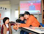 子どもと交流する女性消防職員