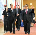 会談に向かうベトナムのファム・ミン・チン首相（手前右）と石破首相（同左）＝４月２８日、ハノイ（共同）