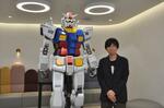 　小形尚弘とガンダム像＜（Ｃ）創通・サンライズ＞