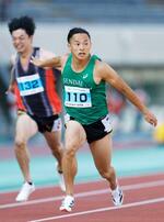 　男子１００メートル決勝　１０秒８７で優勝した佐々木琢磨（右）＝熊谷スポーツ文化公園陸上競技場