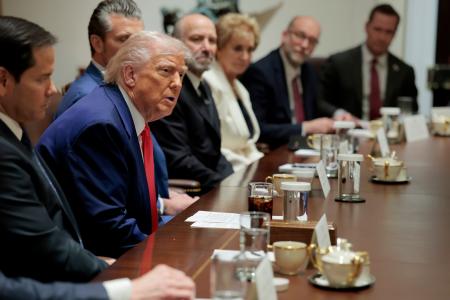 　米ホワイトハウスでの閣議で発言するトランプ大統領＝１０日、ワシントン（ゲッティ＝共同）