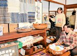 常設店のオープンに向け準備をする利用者