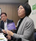 　会合で、長男優貴さんの働き方を報告する上田直美さん（右）＝３月、大阪市