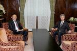 　会談に臨む自民党の石井参院国対委員長（右）と立憲民主党の斎藤参院国対委員長＝１日、国会