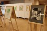 　「花の詩画展」で紹介された星野富弘さんの創作活動の様子＝５月１０日、東京都江東区