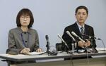 　油彩画「自転車乗り」について説明する徳島県立近代美術館の竹内利夫課長（右）ら＝３月、徳島市