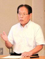 地域に伝わる「三番叟」の歴史などを解説する寺川氏＝９月２９日、香美町香住区訓谷の佐津地区公民館