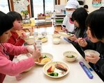 温かいご飯をほおばり、給食を楽しむ園児