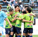 後半１８分に２点目を決めて喜ぶガイナーレの選手ら＝３日、鳥取市のＡｘｉｓバードスタジアム