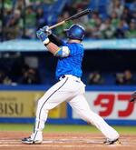 　１０回ＤｅＮＡ２死一、三塁、牧が右越えに決勝打となる３ランを放つ＝神宮