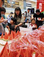 鳥取すいかの試食を楽しむ来場者＝１５日、大阪府門真市のららぽーと門真・三井アウトレットパーク大阪門真