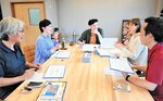 講師（中央）から英語でさまざまな妖怪の表現を学ぶ境港観光協会の職員たち＝５日、境港市元町
