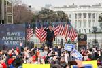 　米大統領選の結果に異議を唱える集会で、支持者の前に立つトランプ前大統領＝２０２１年１月６日、ワシントン（ロイター＝共同）