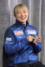 　取材に応じる坂本花織＝２９日、ボストン（共同）