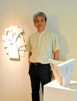 陰影の彩りや形を表現した作品と竹田さん