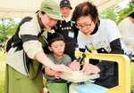 【慎重に作業】多くの親子連れが参加した組み木工作の体験コーナー。きれいに仕上がるよう慎重に
