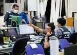 　北朝鮮のミサイル発射を受け、沖縄県庁で対応に追われる職員ら＝２７日午後１１時３１分