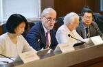 　外務省での意見交換に臨むＩＡＥＡのカルーソ調整官（左から２人目）＝２６日午後