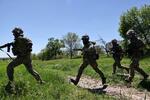 　２２日、ウクライナ南部ザポリージャの軍事訓練場で演習する兵士たち（ウクライナ軍提供・ＡＰ＝共同）