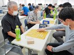 鳥取県代表の座を目指し盤上で火花を散らす参加者ら＝３日、鳥取市富安２丁目の日本海新聞ビル５階ホール