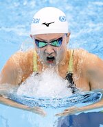女子２００㍍平泳ぎ決勝　力泳する優勝した渡部香生子＝東京アクアティクスセンター