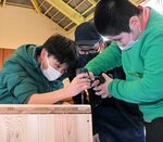 電動ドライバーを使って本棚を組み立てる児童ら