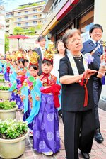 【愛らしく】温泉小の１年生ら１２人が参加した稚児行列。華やかな衣装で温泉街を練り歩いた
