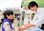 ハタハタを使った炊き込みご飯を販売する浜坂高生＝２８日、新温泉町のＪＲ浜坂駅