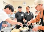 やさしい日本語で交流しながらインドネシア発祥の「テンペ」の天ぷらを作る参加者＝１８日、香美町香住区の香住文化会館