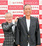 吉岡社長（左）からチャンピオンブレザーを贈られた奥村監督＝１日、倉吉市営陸上競技場