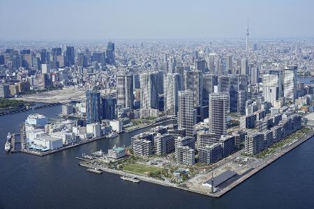 　高層マンションなどが並ぶ湾岸エリア＝４月、東京都中央区（共同通信社ヘリから）
