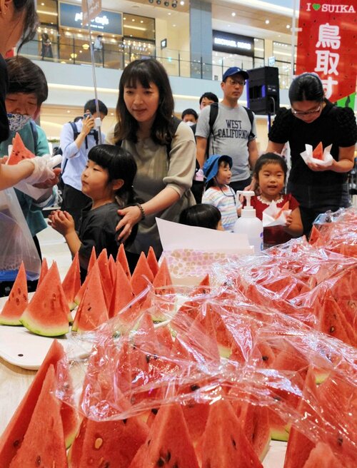 鳥取すいかの試食を楽しむ来場者＝１５日、大阪府門真市のららぽーと門真・三井アウトレットパーク大阪門真