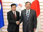 　会談前、ラオスのトンルン国家主席（左）と握手する石破首相＝２９日午前、首相官邸　