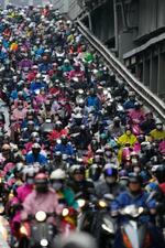 　通勤時間帯に道路を埋め尽くすバイクに乗った市民ら＝９日、台北（共同）
