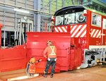 ラッセル車の除雪装置が正常に作動するかなどを確認する保線係員＝３０日、豊岡市大手町のＪＲ豊岡駅