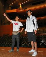 凱旋試合の会場となる倉吉未来中心大ホールを視察する西谷和宏（右）＝２０１７年８月27日、倉吉市