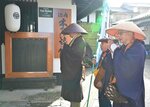 旅館や民家を巡り、手を合わせてお経を唱える僧侶ら＝１２日、三朝町の三朝温泉街