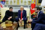 　トランプ米大統領（中央）との会談で、同席したバンス副大統領（右）と話すウクライナのゼレンスキー大統領＝２月２８日、米ホワイトハウス（ロイター＝共同）