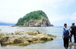 凝灰岩の波食棚が広がる今子浦。正面が黒島とカエル島