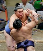 　平戸海（手前）を攻める大の里。押し出しで下し、勝ち越しを決める＝両国国技館