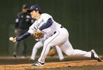 　力投する西武・与座＝大宮公園