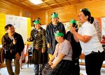 それぞれの解釈でタゴガエルの鳴きまねを披露する出場者ら＝６日、鳥取市湯所町１丁目の湯所神社