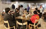　ブックカフェで開かれた食事会＝北海道浦幌町（リペリエンス提供）