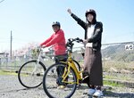 八頭・若桜周遊サイクリングルートの利用を呼びかける八頭町観光協会の職員＝１０日、八頭町郡家